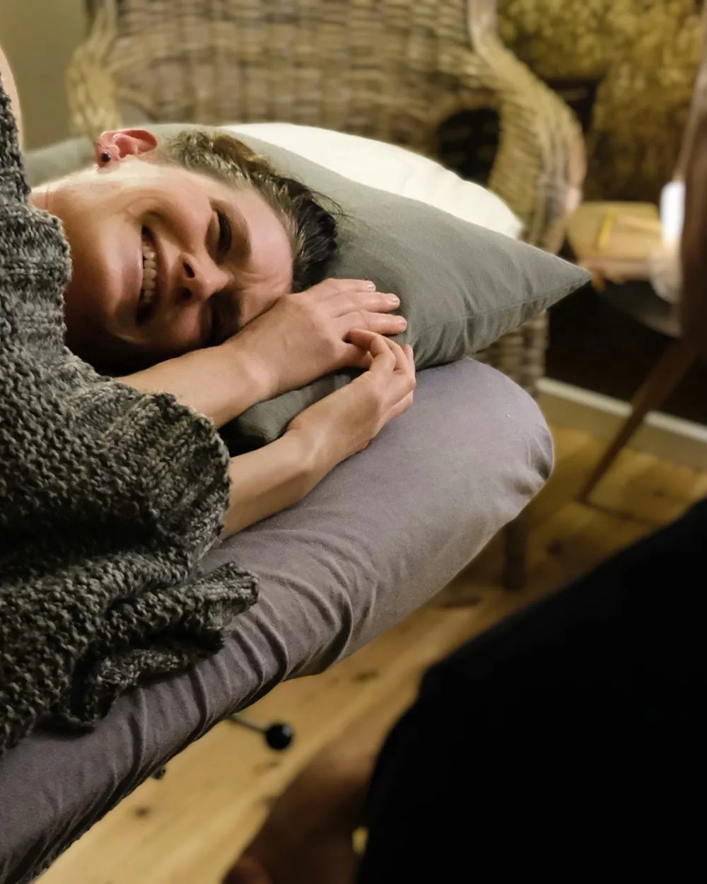 Efter behandlingen, klient hviler smilende på puden