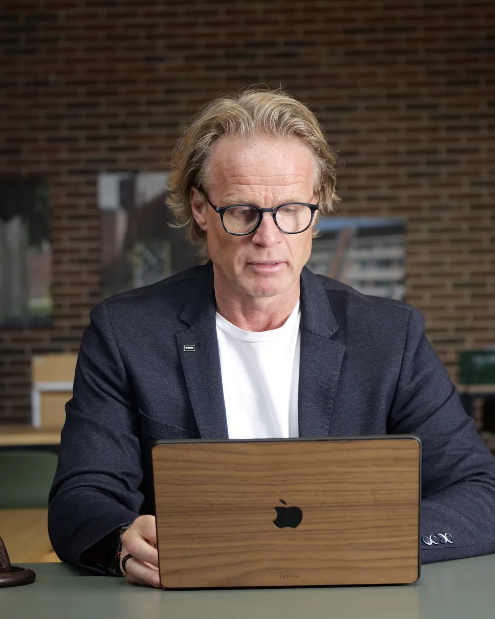 Martin Pallesen arbejder ved skolens lounge-bord