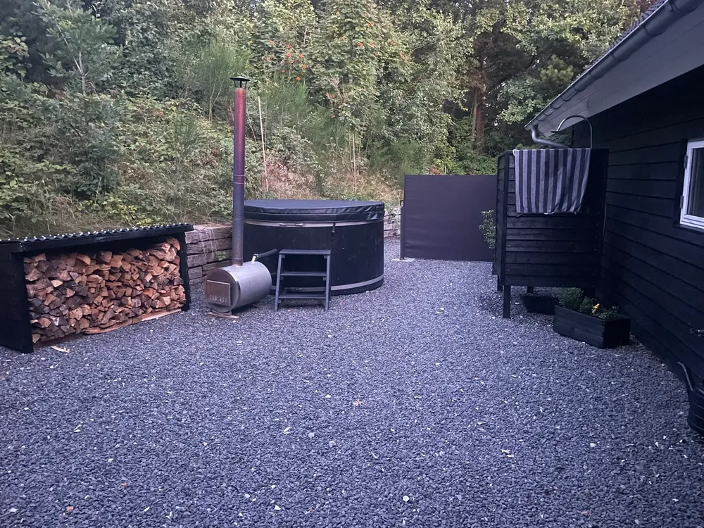 Forpladsen med vildmarksbadet og udebruseren side om side